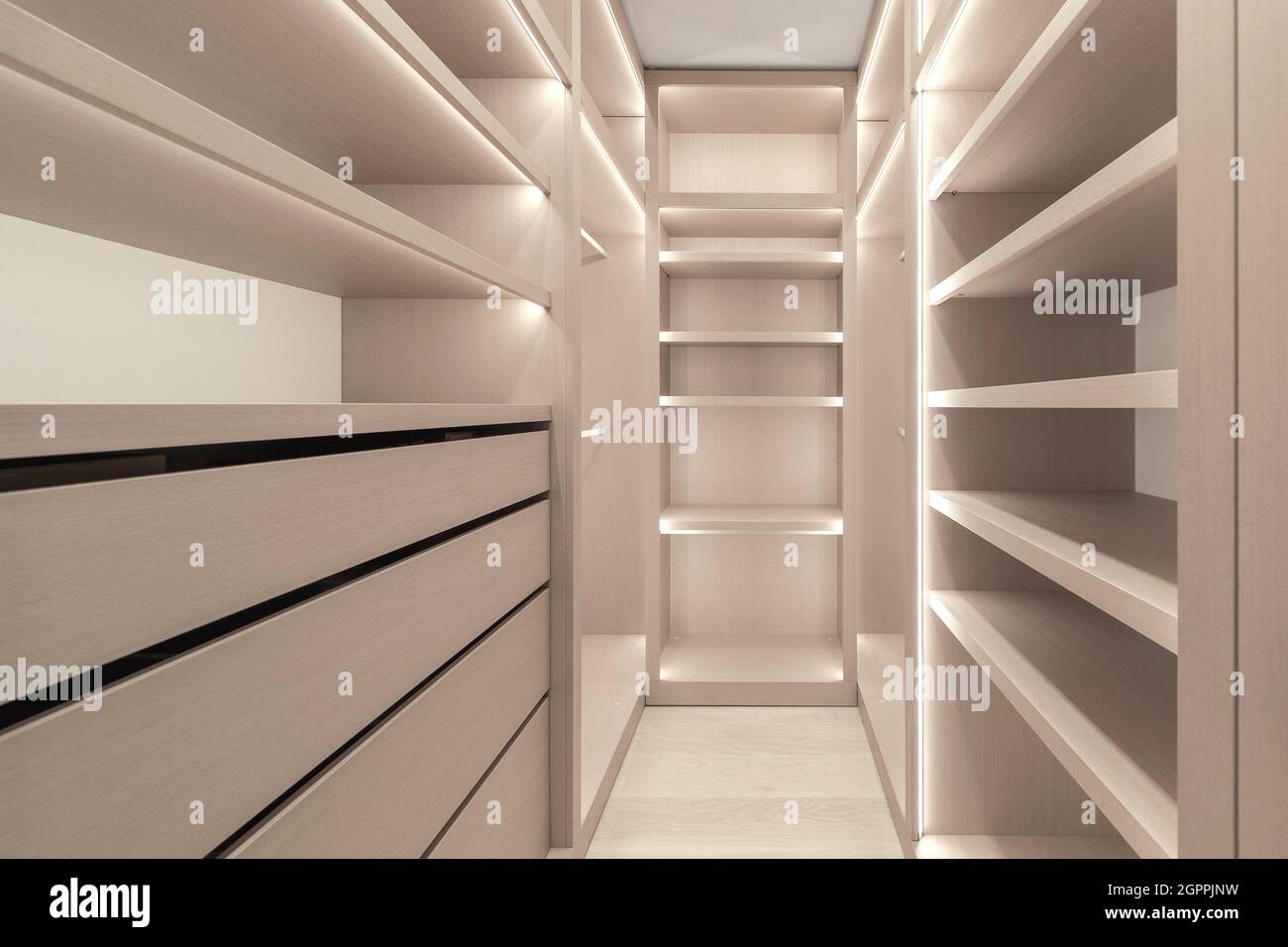 Estantes de madera con iluminación LED dentro del armario, la luz