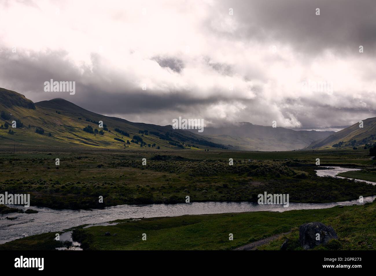 Vista panorámica de las Tierras Altas Andinos contra el cielo Foto de stock