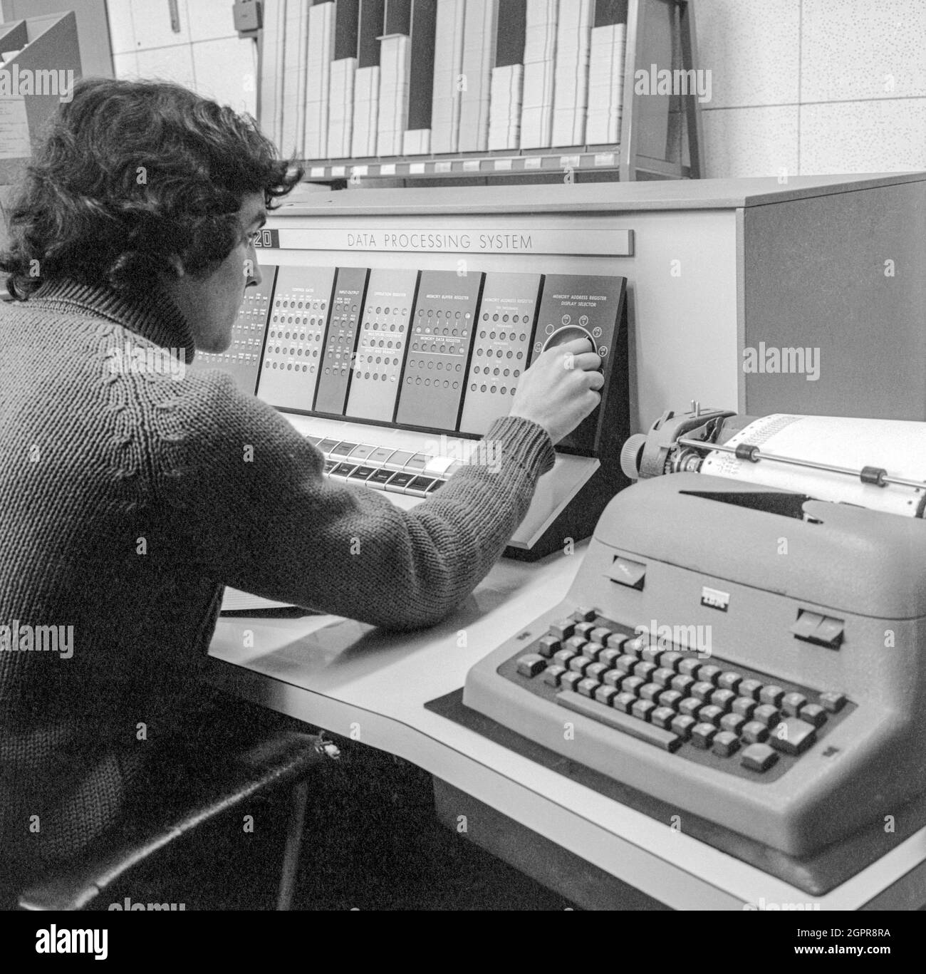 Estudiante de la Universidad Politécnica de Regent Street (ahora Universidad de Westminster) que utilizó un sistema de procesamiento de datos IBM 1620 en 1970. Foto de stock