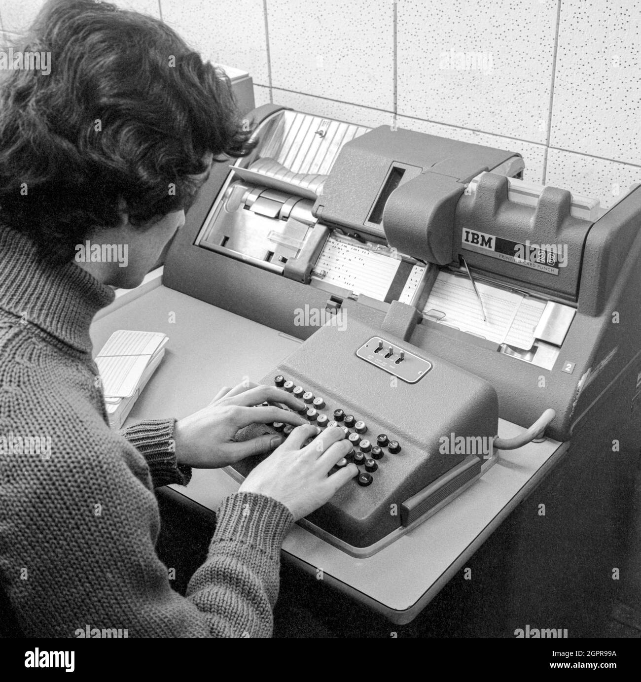 Un estudiante en la Universidad Politécnica de Regent Street (ahora la Universidad de Westminster) usando un IBM 26 Printing Card Punch en 1970. Foto de stock