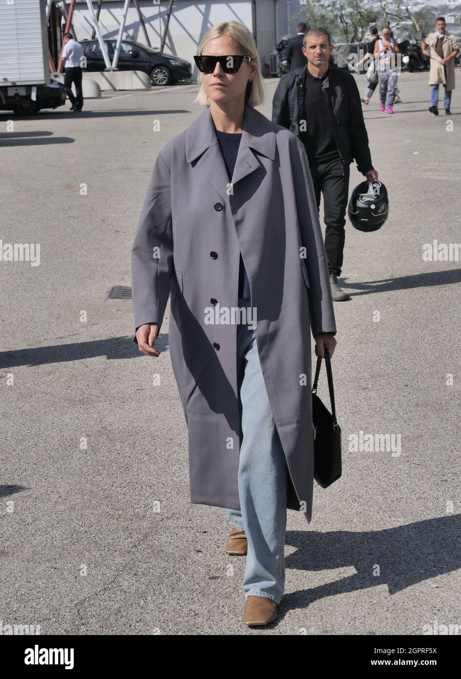 Linda Tol ropa de estilo de calle antes del show de moda Sport Max durante  la semana de la moda de Milán otoño/invierno 2021/202 colecciones  Fotografía de stock - Alamy