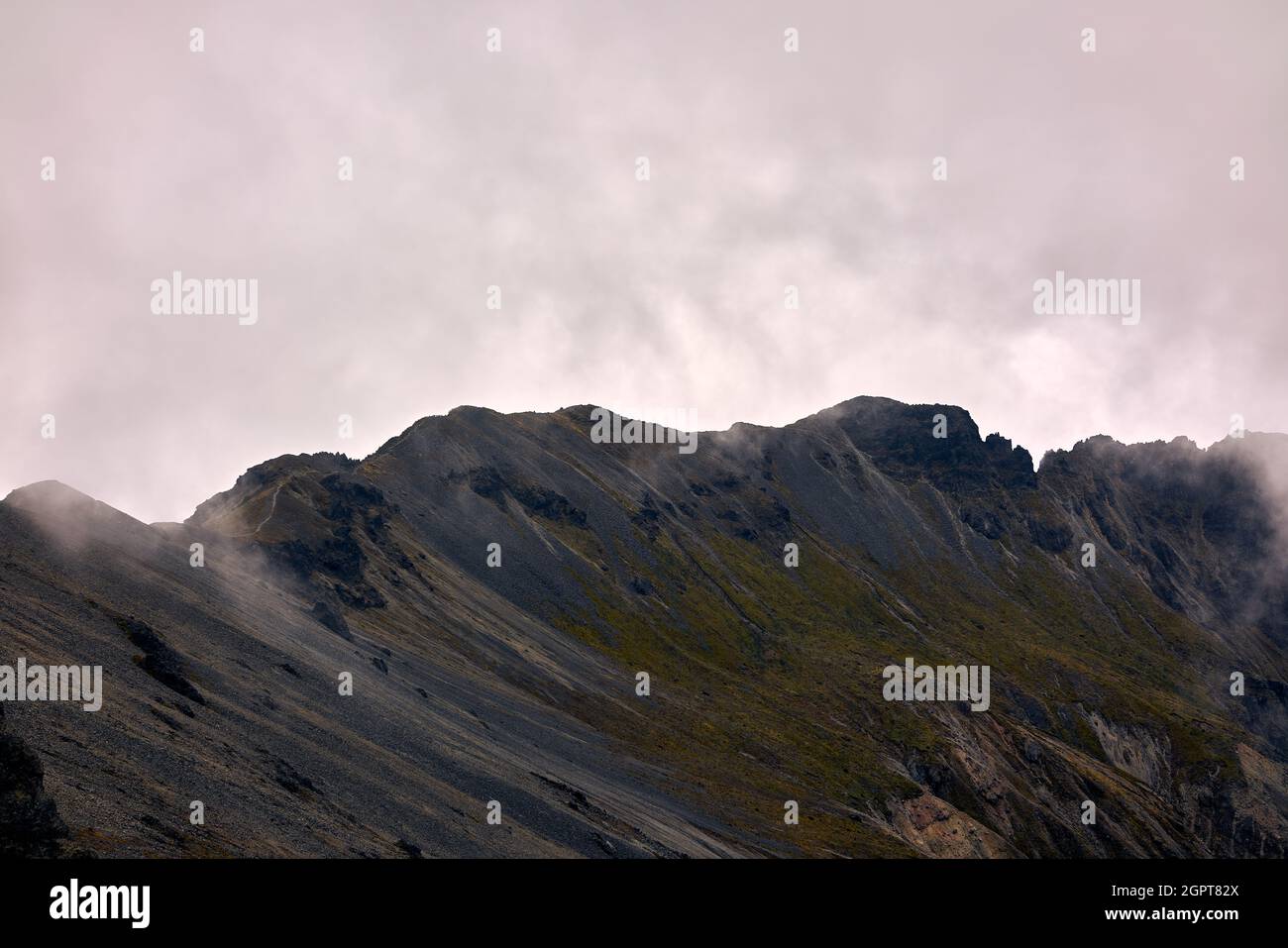 Vista panorámica de las montañas contra el cielo Foto de stock