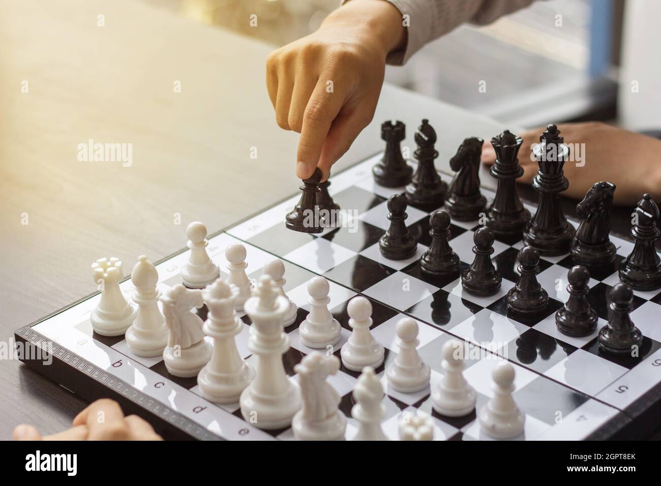 Dos personas jugando al tablero de ajedrez juntos, las piezas de ajedrez de  paseo del lado negro Fotografía de stock - Alamy