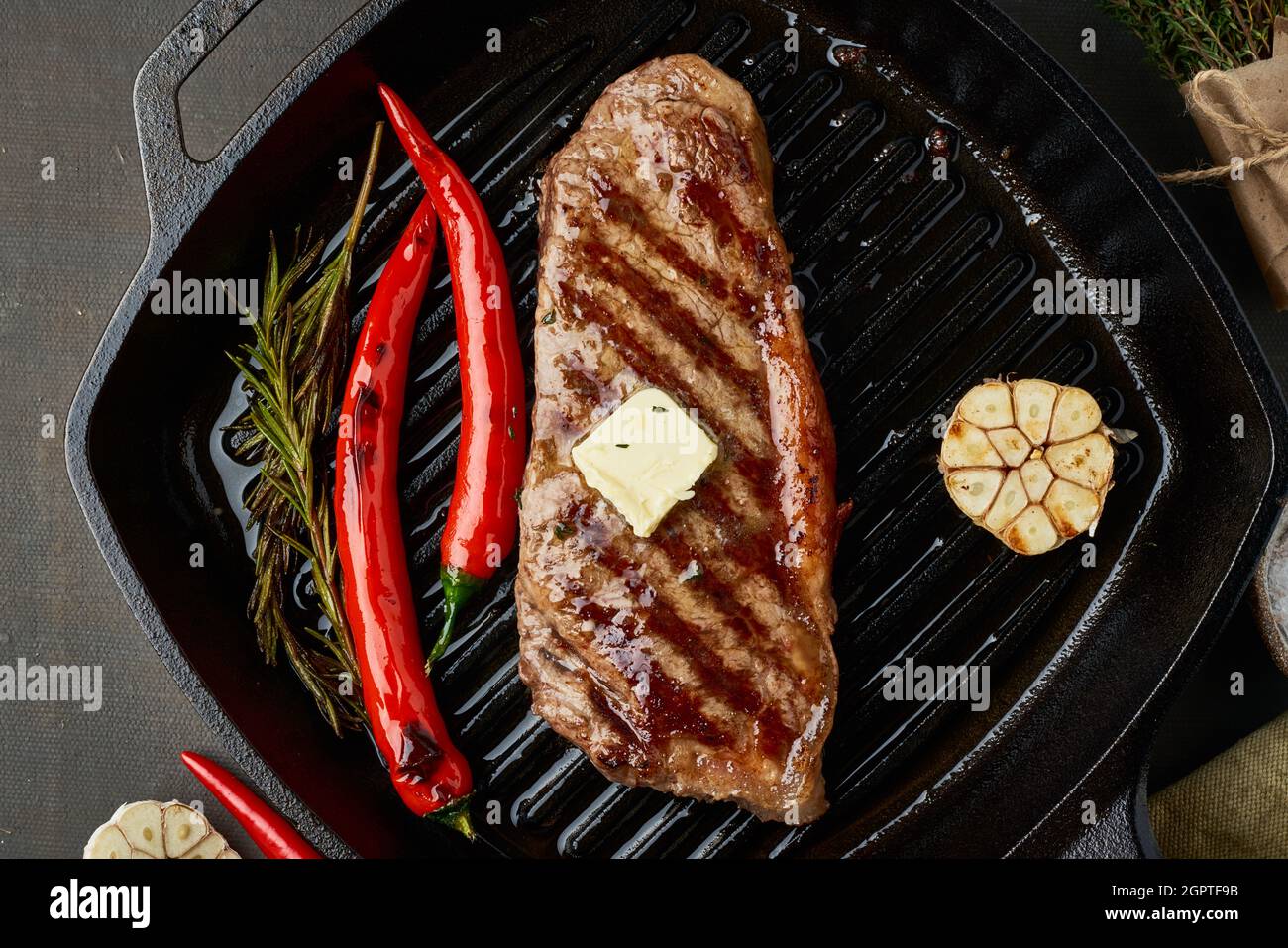 Carne de vacuno Keto Ketogenic Diet Steak bien hecho, Striploin frito en Grill Pan. Receta de comida Paleo Foto de stock