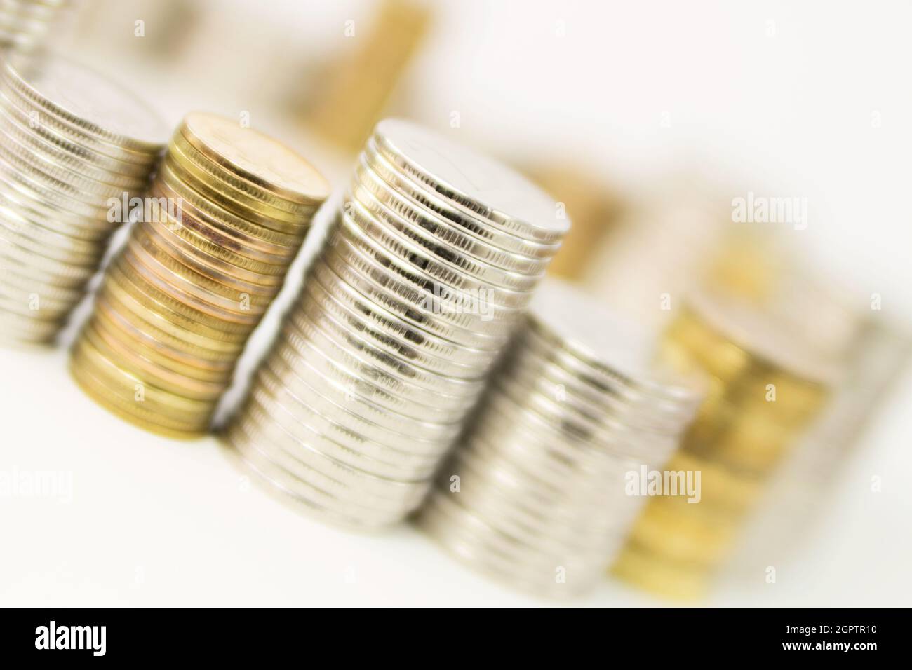 Columnas de varias monedas de metal Foto de stock