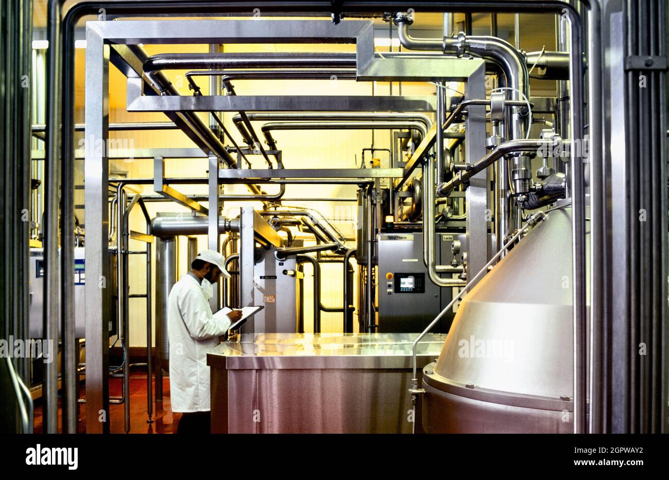 Área de pasteurización de una gran planta de procesamiento de leche Foto de stock