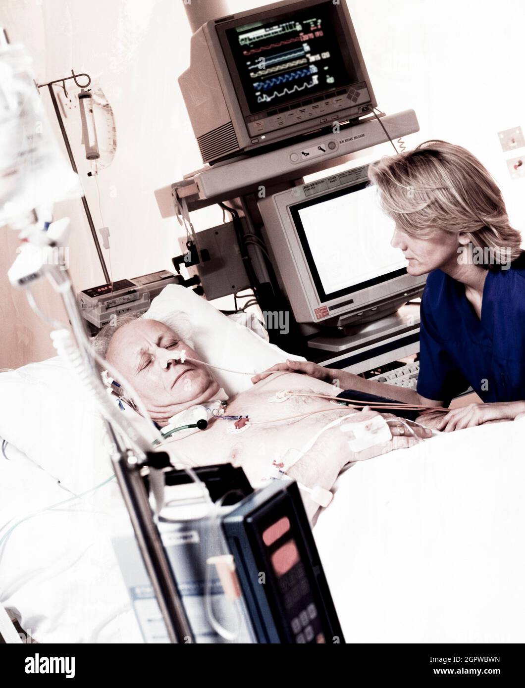 Paciente en unidad de cuidados intensivos (simulación) Foto de stock