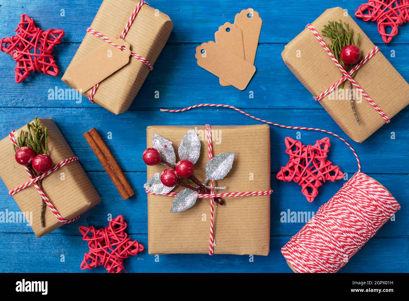 Vista superior de los regalos de Navidad caseros y la decoración de Navidad  en la mesa de madera azul Fotografía de stock - Alamy