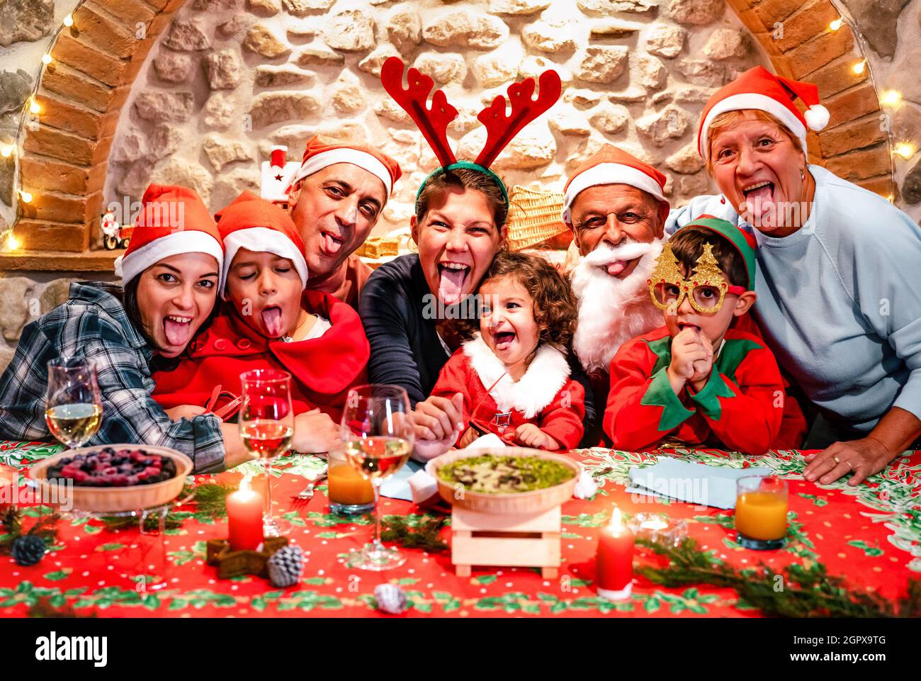 Foto divertida selfie de la gran familia de la generación con sombreros de santa Diviértete en la fiesta de la casa del festival de Navidad - concepto de Navidad de vacaciones de invierno Foto de stock