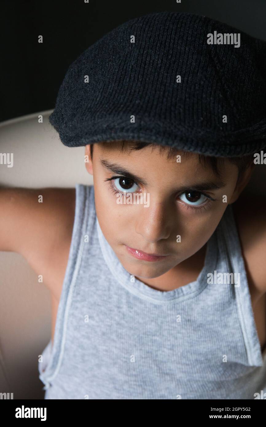 Retrato de Cute Boy con gorra inglesa Fotografía de stock - Alamy