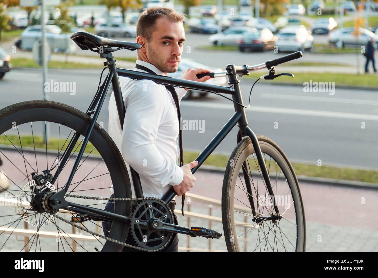 Hombre con bicicleta en la calle en la ciudad Fotografía de stock - Alamy
