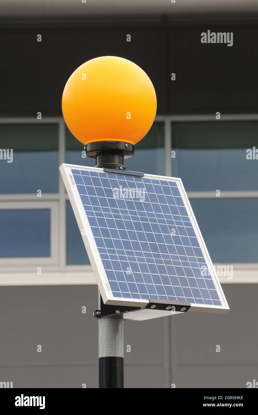 Baliza de Belisha de alimentación solar en el sector industrial Foto de stock