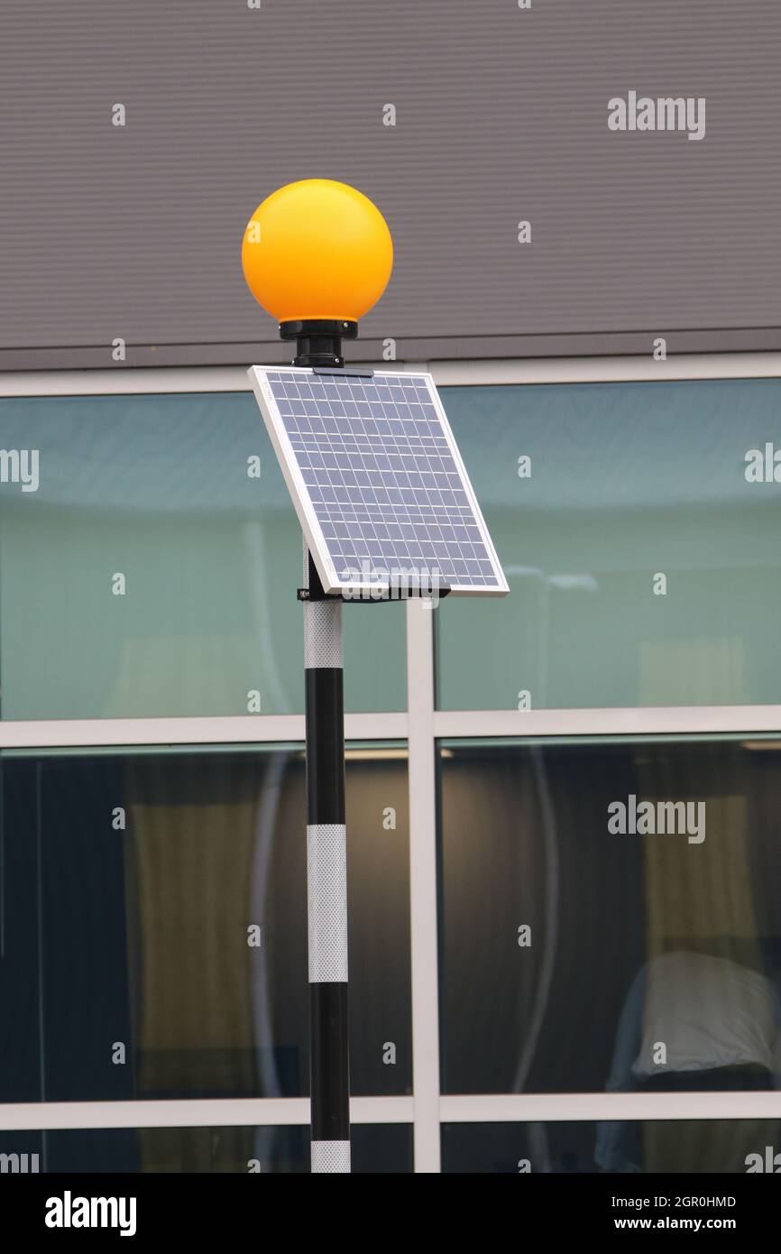 Baliza de Belisha de alimentación solar en el sector industrial Foto de stock