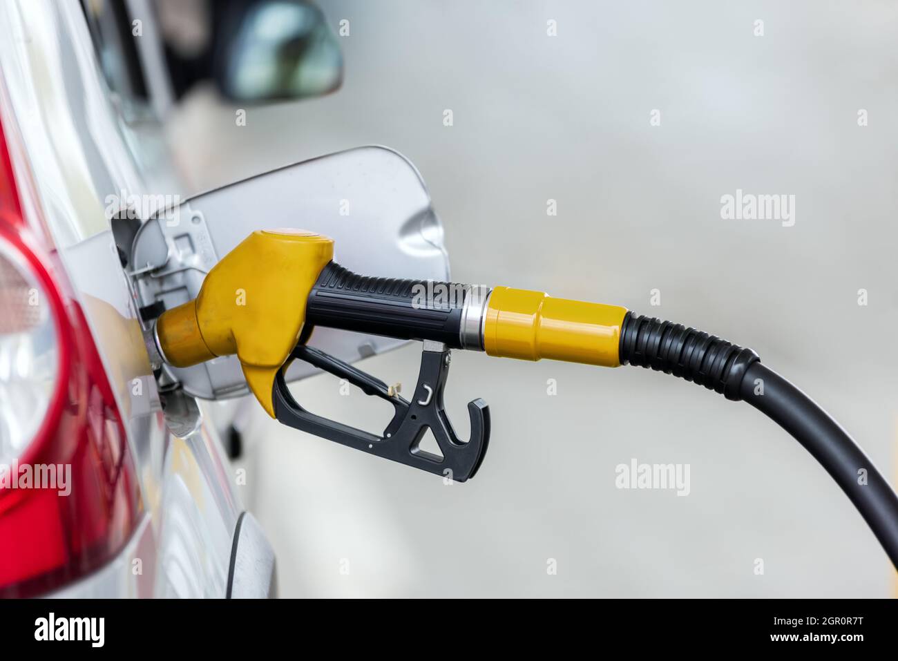El combustible de automóviles plateados en la gasolinera, el concepto de energía de combustible Foto de stock