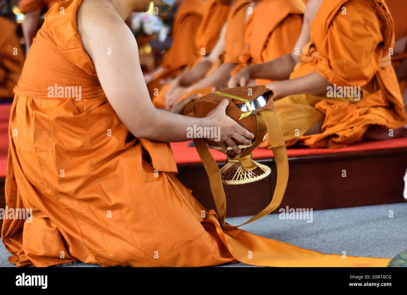 Mano del Hombre Budista Ordenado sosteniendo el Monk Bowl y la Bolsa  Amarilla Fotografía de stock - Alamy