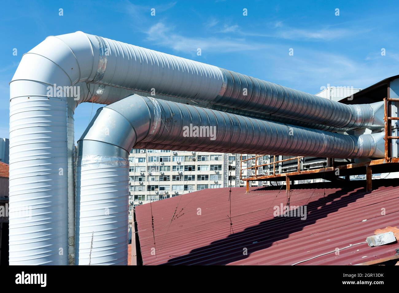 Dos tubos largos en el techo, tubo de ventilación, chimenea de fábrica Foto de stock