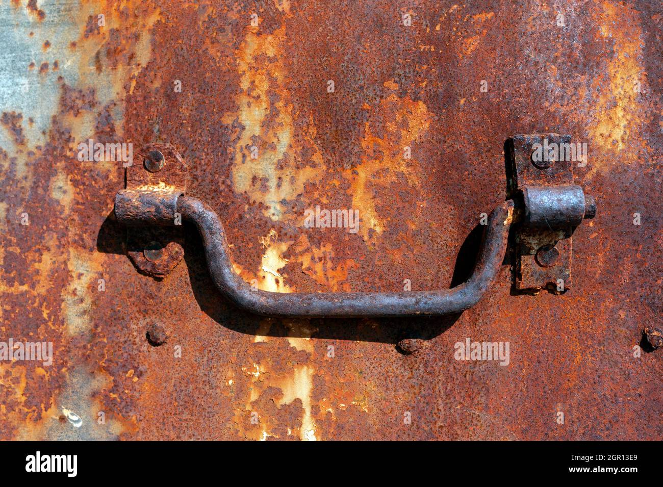 Puerta oxidada, pomo de la puerta Foto de stock