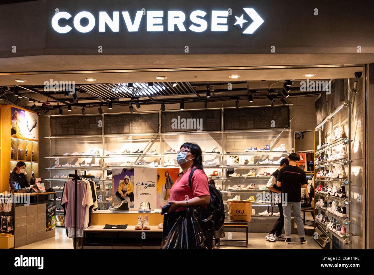 Un comprador pasa por la tienda Converse de la marca estadounidense de  zapatillas que se ve en Hong Kong. (Foto de Budrul Chukrut / SOPA  Images/Sipa USA Fotografía de stock - Alamy