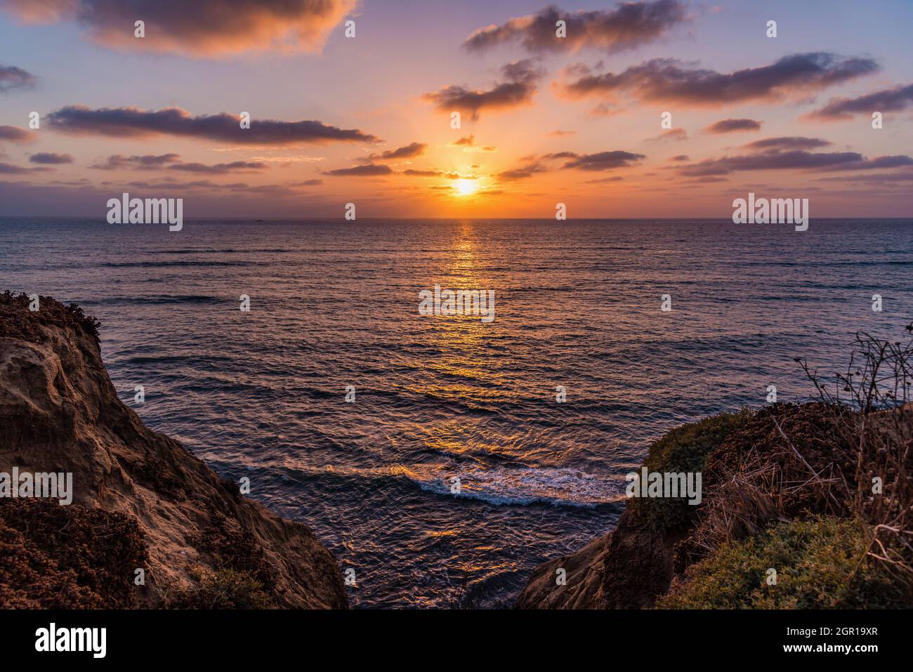 El colorido cielo de la puesta de sol sobre las vistas del océano desde los acantilados de San Diego California, Costa Oeste de Norteamérica Foto de stock