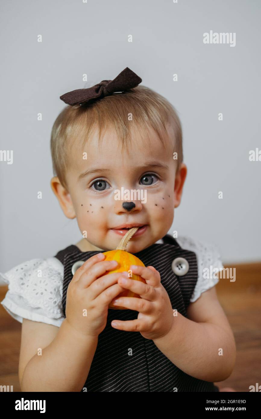 Ideas de maquillaje de Halloween Thanksgiving para niños y bebés. Feliz bebé con una calabaza en casa Fotografía de stock - Alamy Ideas de maquillaje de Halloween Thanksgiving para niños y bebés. Feliz bebé con una calabaza en casa Fotografía de stock - Alamy