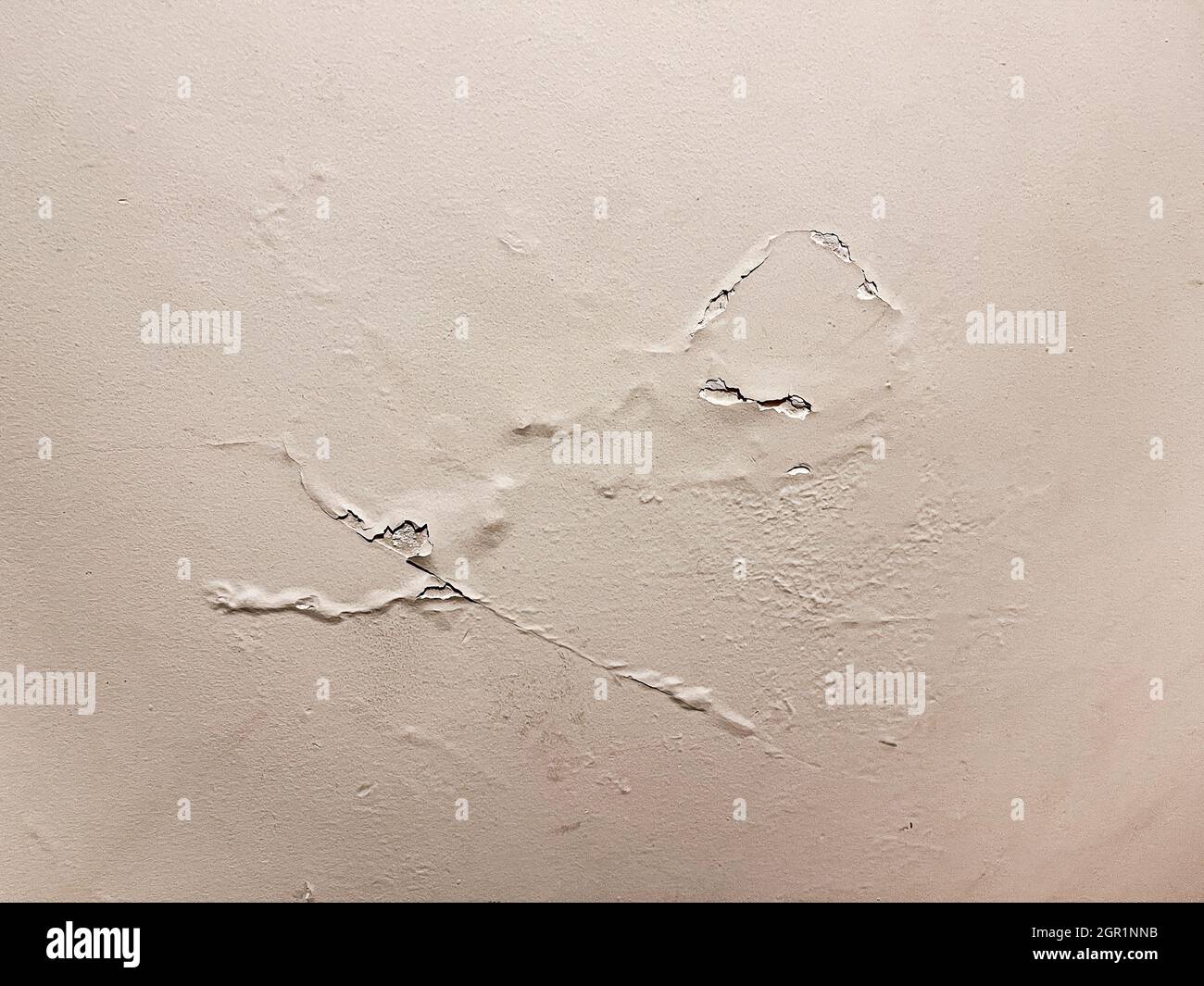 textura de una pared pintada con un descascarillado y agrietamiento causado por humedad, astillamiento y grietas, horizontal Foto de stock