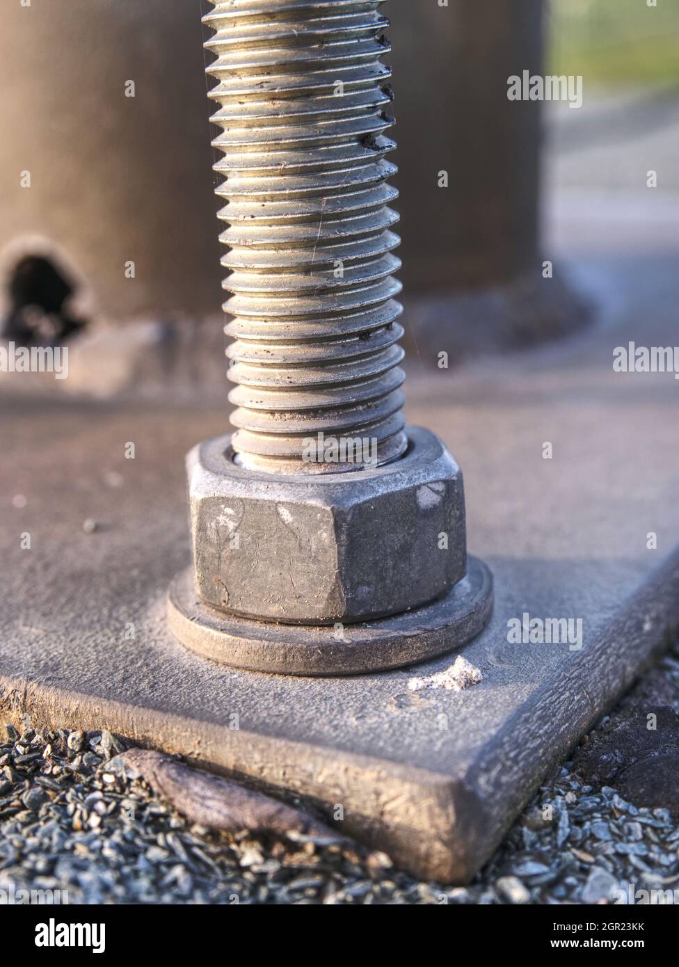 Detalle de los tornillos. Placa de acero basada en pernos de anclaje en el  pilar de hormigón Fotografía de stock - Alamy