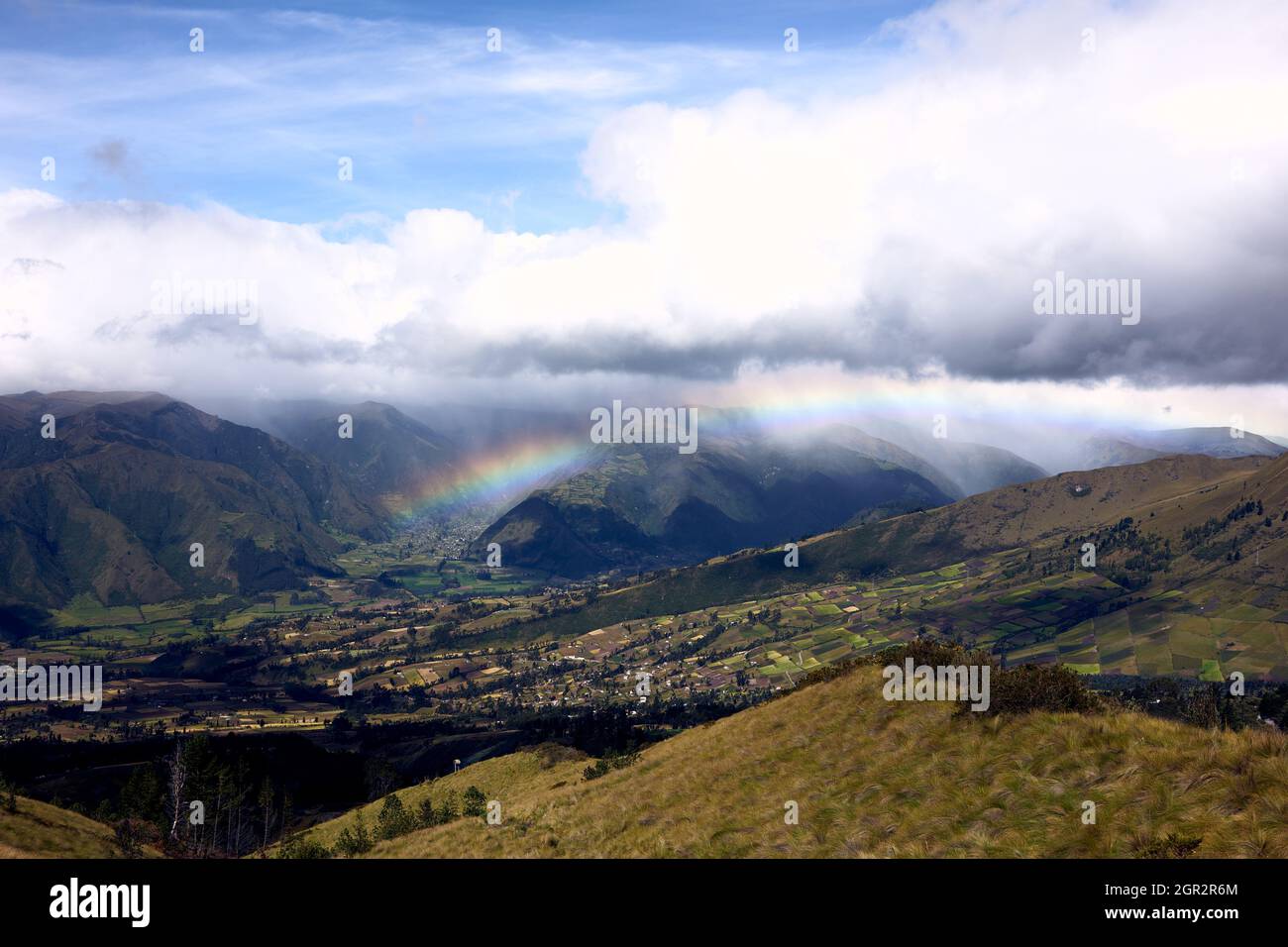Vista panorámica del paisaje y del arco iris contra el cielo Foto de stock
