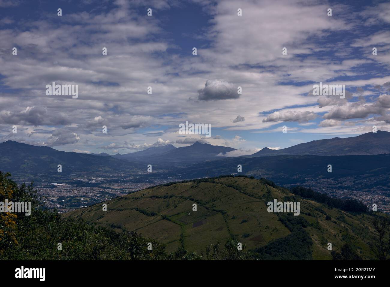 Vista panorámica del paisaje volcánico contra Sky Foto de stock