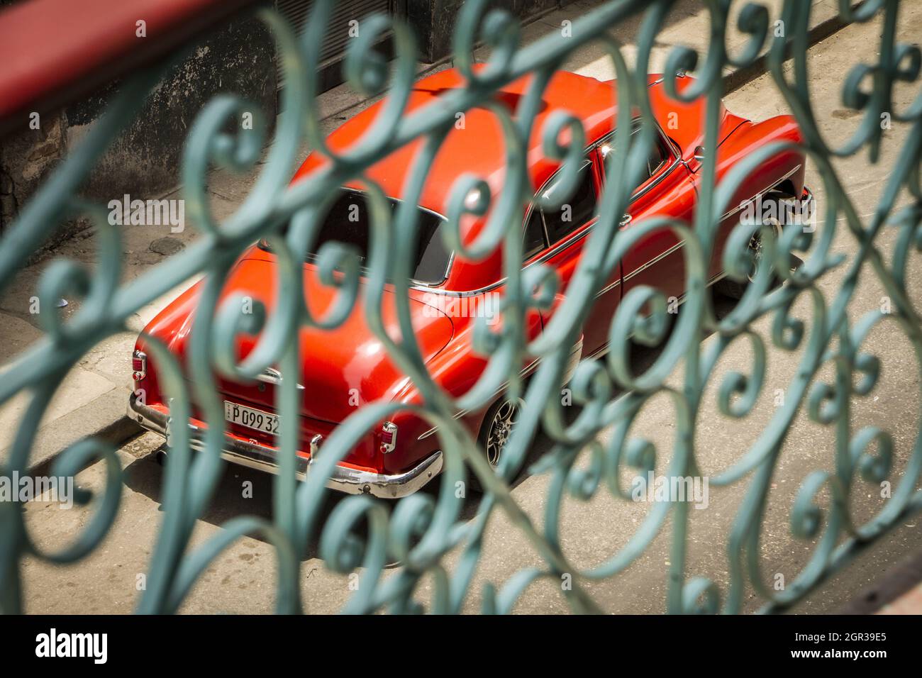 HABANA, CUBA - 04 de junio de 2017: El coche rojo americano del 50s estacionado en la calle de La Habana. Foto de stock