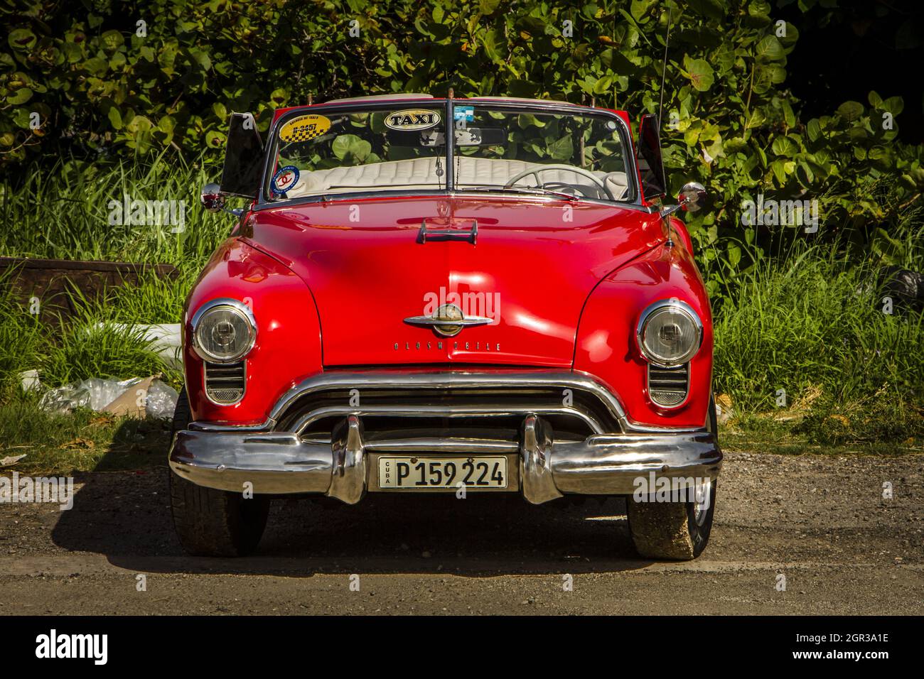 HABANA, CUBA - 11 de agosto de 2017: El coche rojo americano del 50s estacionado en la calle de La Habana. Foto de stock
