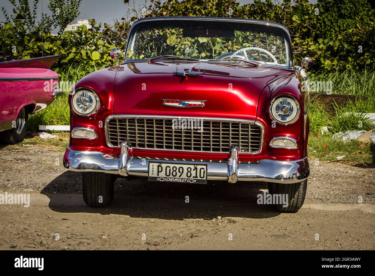 HABANA, CUBA - 11 de agosto de 2017: El coche rojo americano del 50s estacionado en la calle de La Habana. Foto de stock