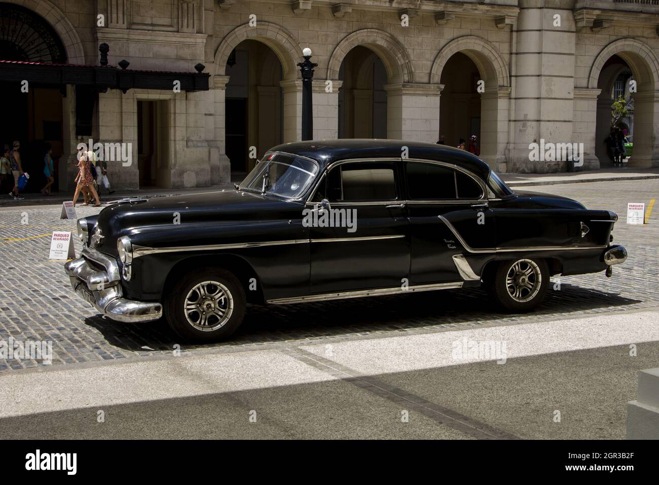 HABANA, CUBA - 24-jul-2017: El coche negro americano del 50s estacionado en la calle de La Habana. Foto de stock