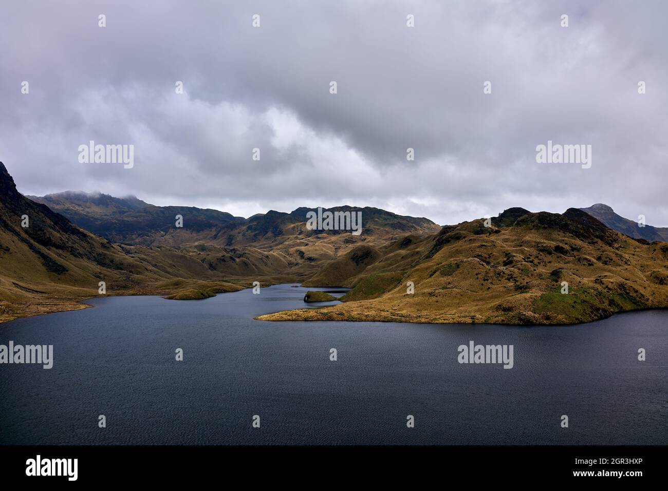 Vista panorámica del lago y las montañas contra el cielo Foto de stock