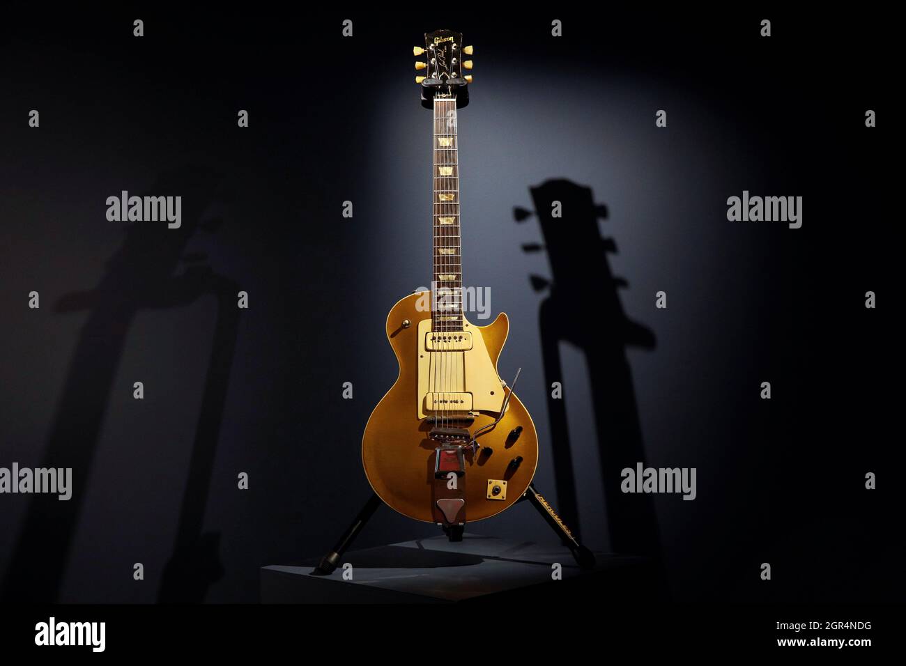 La guitarra número uno, el modelo de producción más antiguo aprobado de la famosa  guitarra eléctrica Gibson Les Paul, se exhibe en las subastas de Christie  en la ciudad de Nueva York,