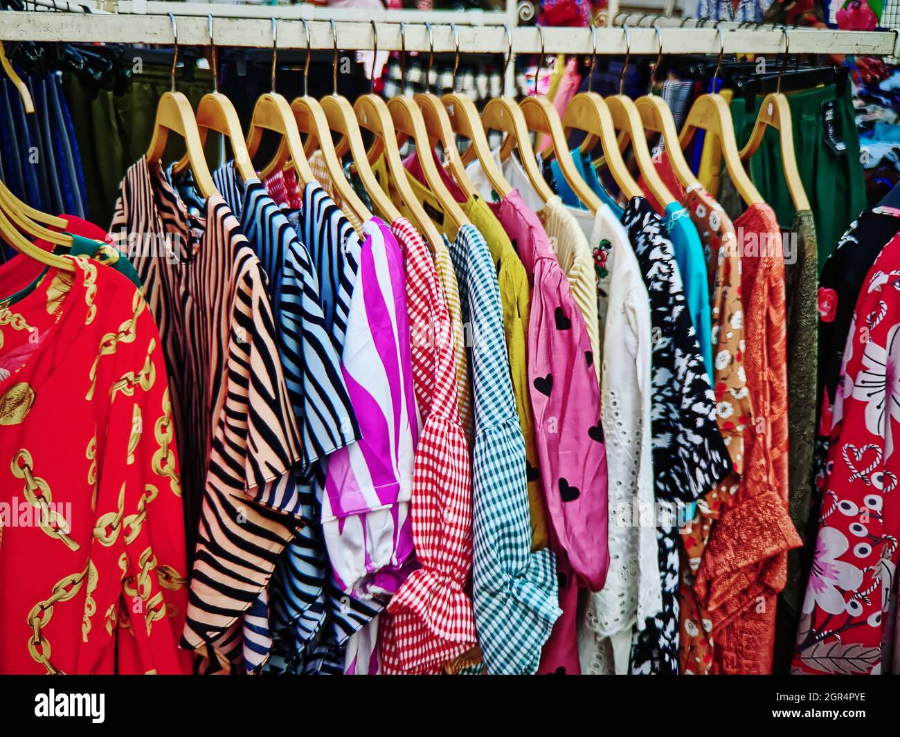 blusas para colgadas en estante la venta en la tienda de ropa Fotografía de stock - Alamy