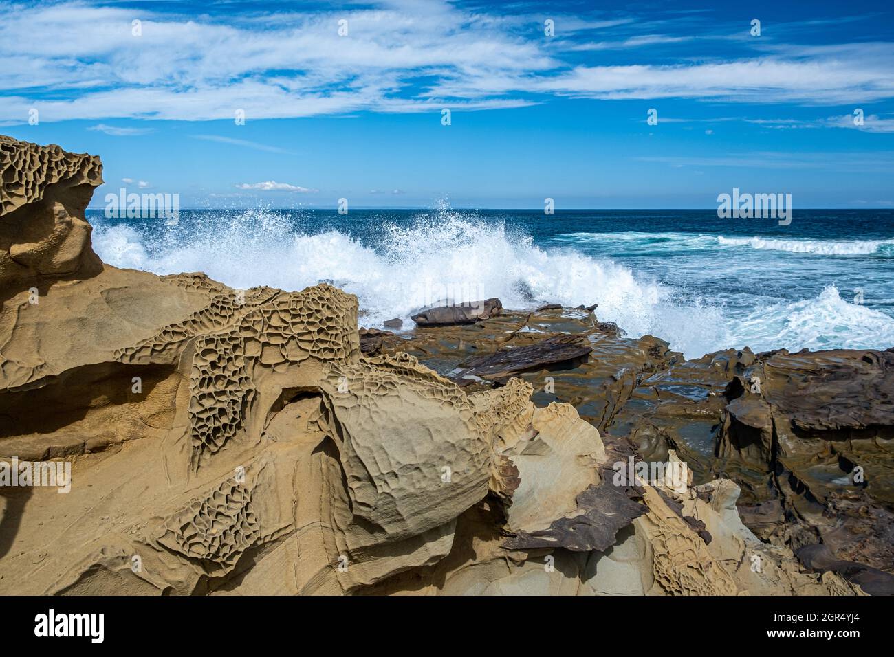 Poderosas olas del océano aplastando en rocas afiladas - Paisaje Foto de stock