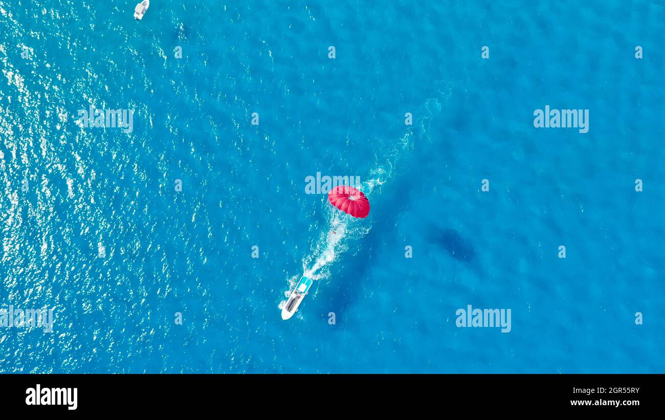 Un alto ángulo de visualización de personas nadando en el mar Foto de stock