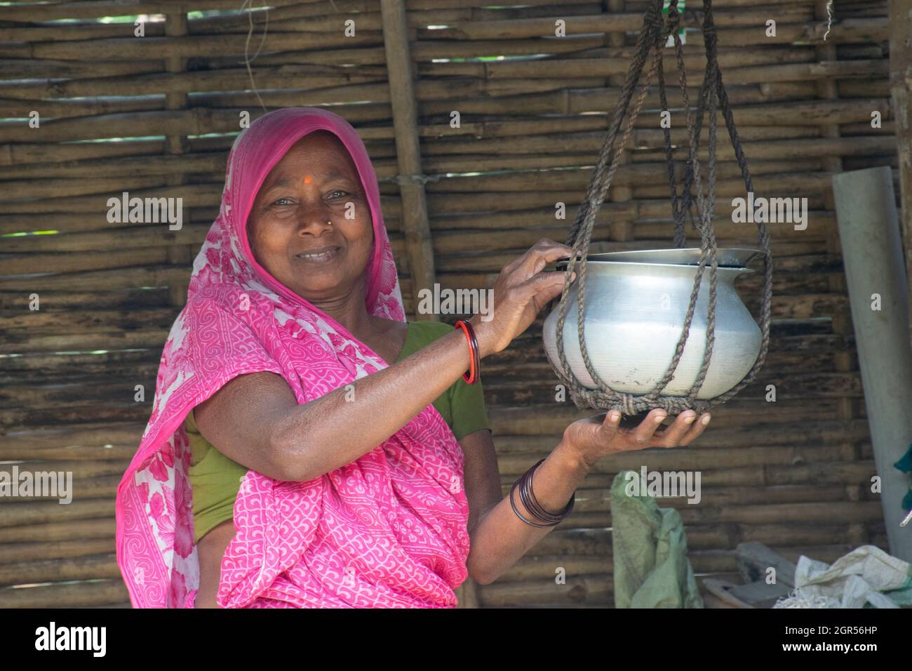 Retrato de una mujer que lleva Sari sosteniendo el Hoder del alimento  Fotografía de stock - Alamy