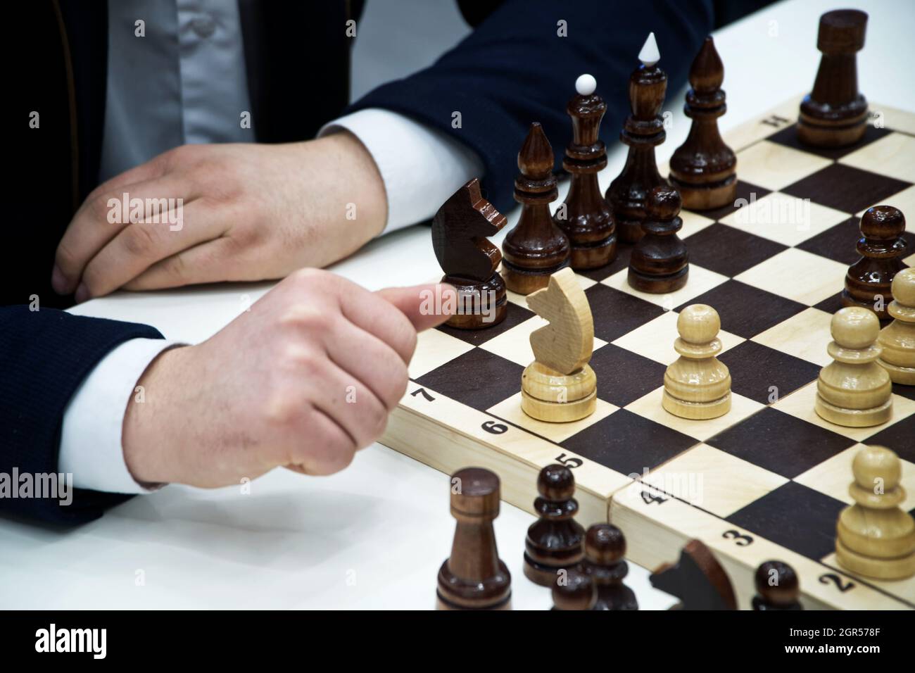 Parte media del hombre jugando ajedrez Foto de stock