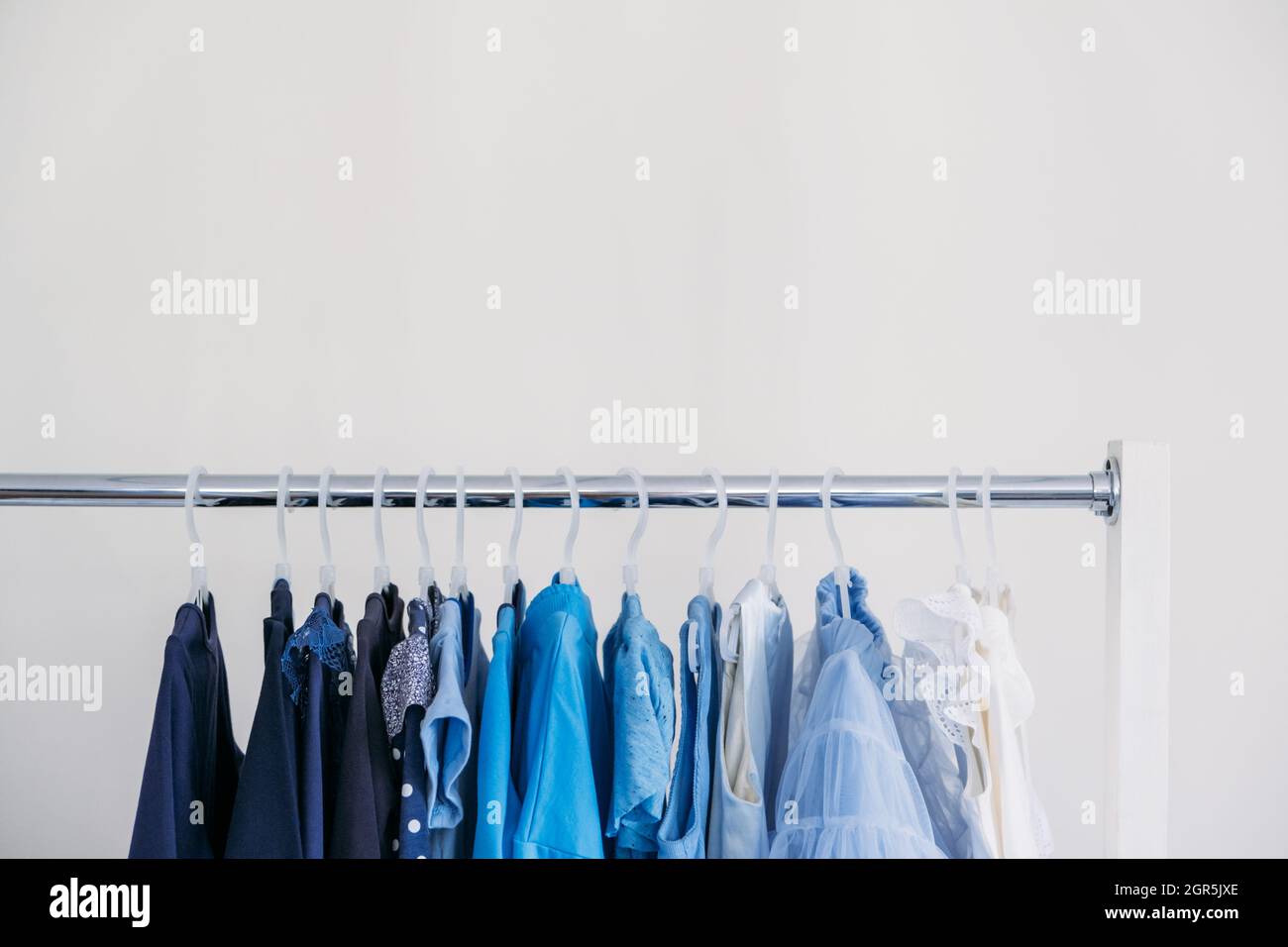 Moda Rápida, Moda Sostenible, Armario minimalista. Variedad de ropa femenina  azul para colgar Fotografía de stock - Alamy