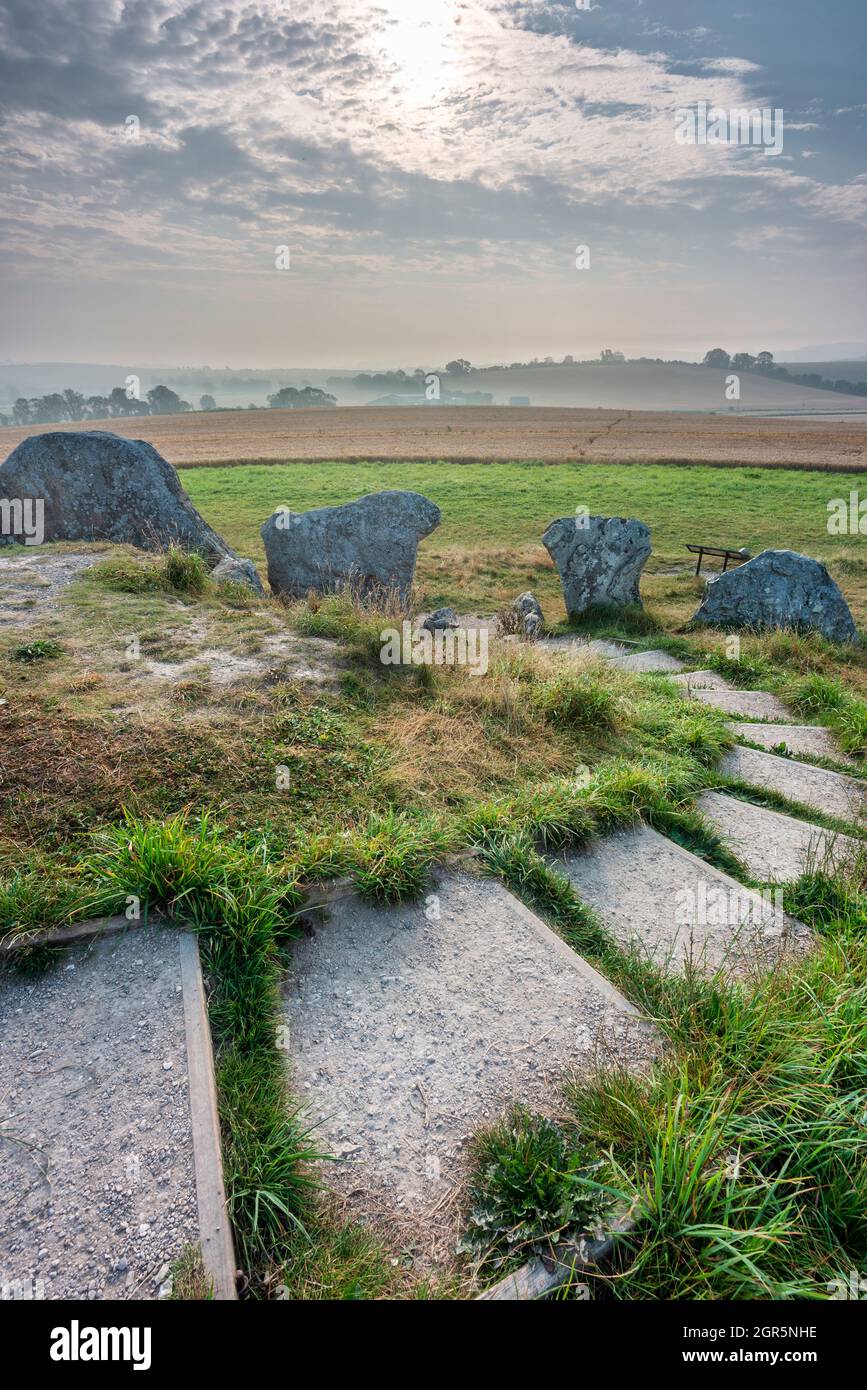 Pasos que conducen abajo de la cima de las cámaras del entierro del Neolítico antiguo y del monumento histórico, construido 3650 años antes de Cristo en el sudoeste de Inglaterra. Foto de stock