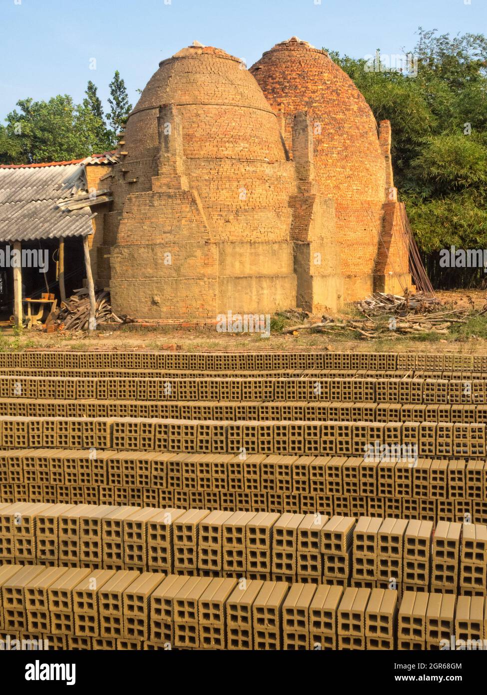 Ladrillos y hornos de ladrillo de arcilla en el Delta del Mekong - Tra  Vinh, Vietnam Fotografía de stock - Alamy