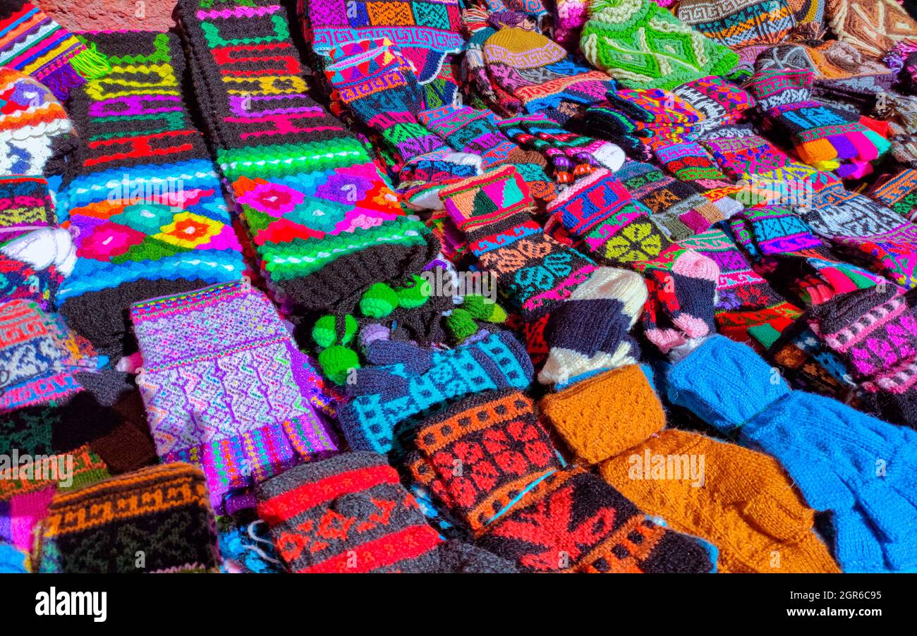 Los guantes y bufandas hechos a mano están tejidos con alpaca y lana vicuna  Fotografía de stock - Alamy