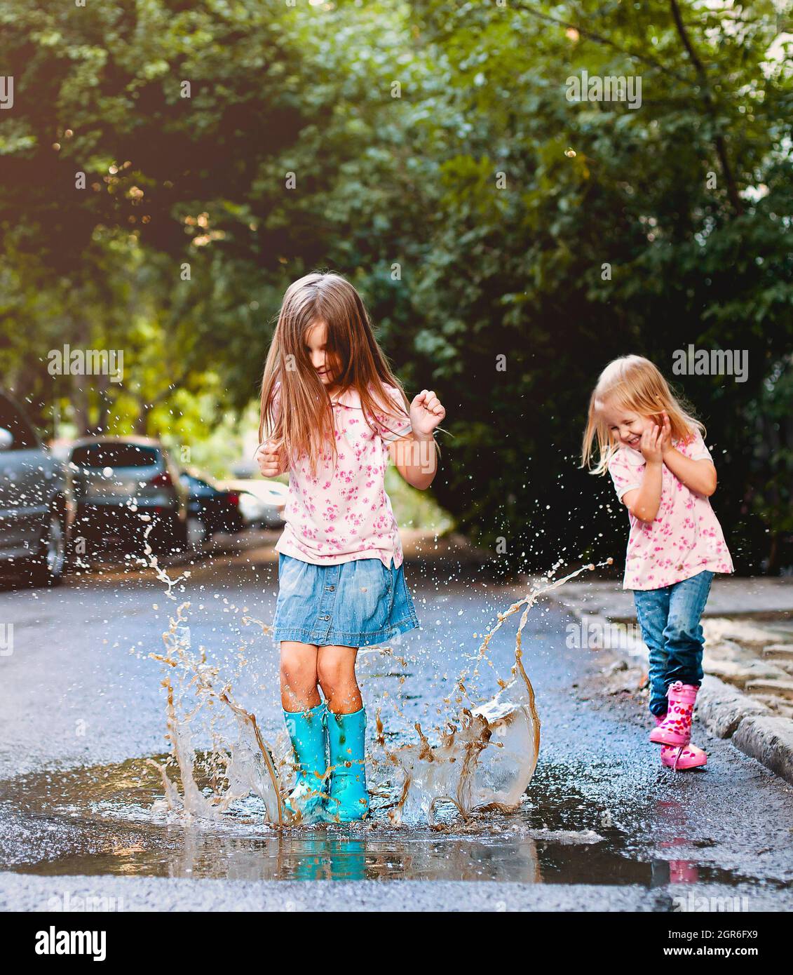 Chicas en pantalones cortos fotografías e imágenes de alta - Página 4 - Alamy