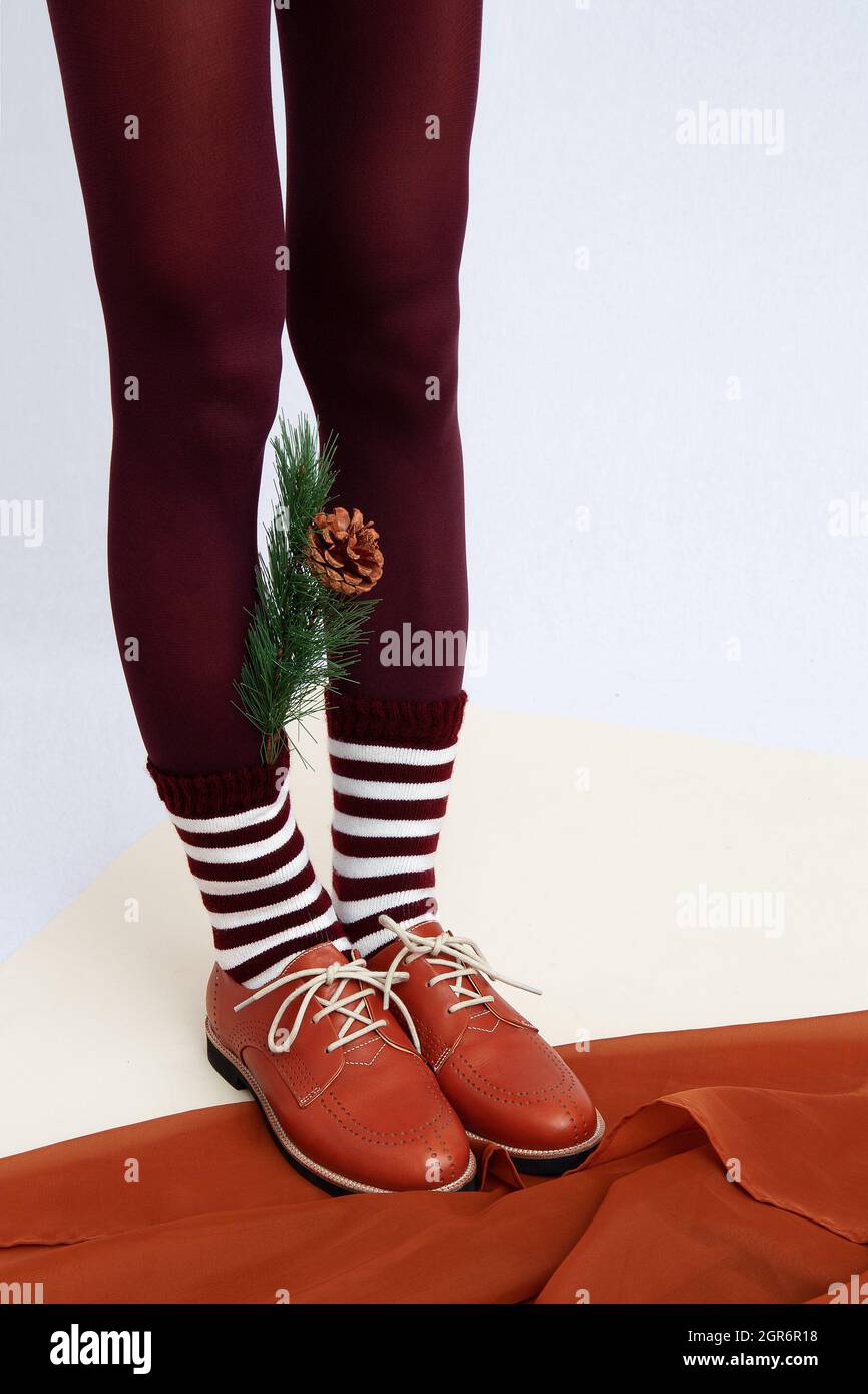 Piernas de mujer irreconocibles con calzado clásico marrón retro, leggings  y calcetines pelados Fotografía de stock - Alamy
