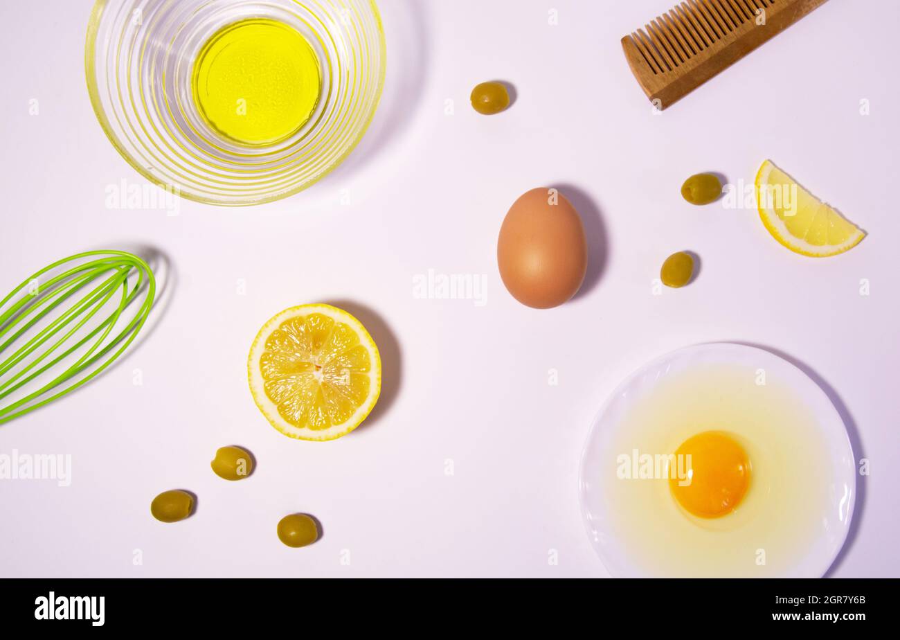 Ingredientes naturales la preparación de la máscara de pelo Limón, huevos, de oliva Fotografía de stock - Alamy