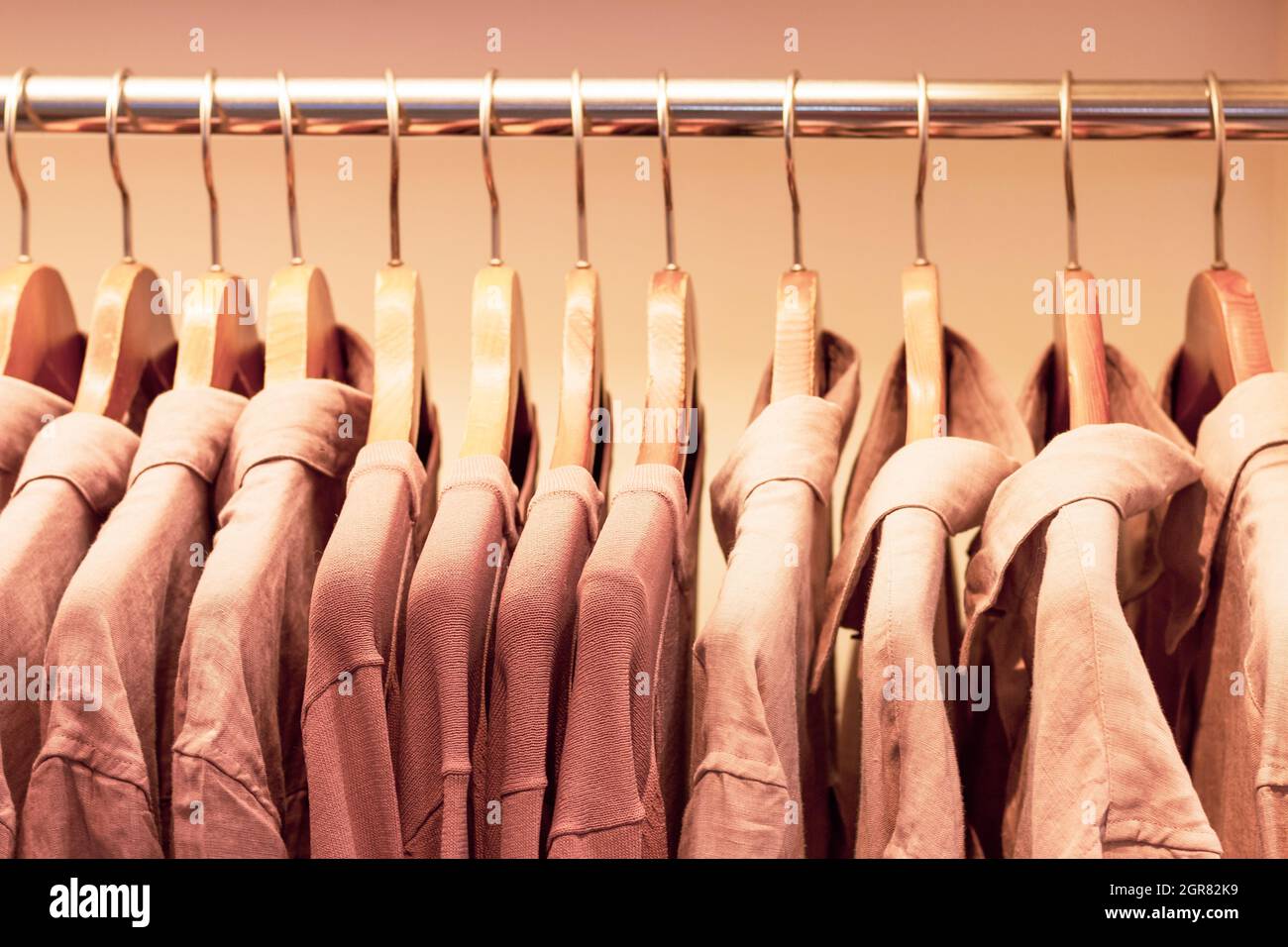 Camisas y chaquetas rosadas colgadas en una percha en el primer plano de la  tienda, vista lateral Fotografía de stock - Alamy