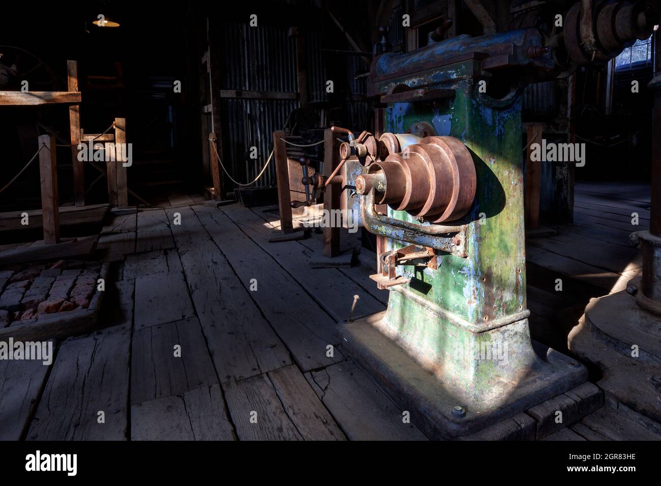 Maquinaria de taller en la fábrica de estampillas estándar en el Parque Histórico Estatal Bodie en Bodie, California. Foto de stock