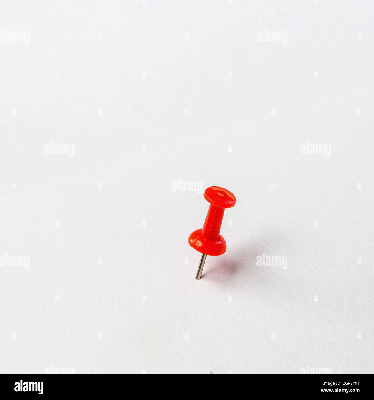 Pasador de presión de plástico rojo aislado sobre fondo blanco Fotografía  de stock - Alamy