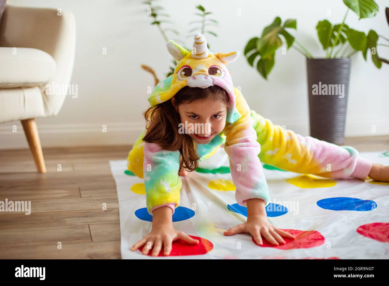 Retrato de linda chica sentada en el suelo en casa Foto de stock